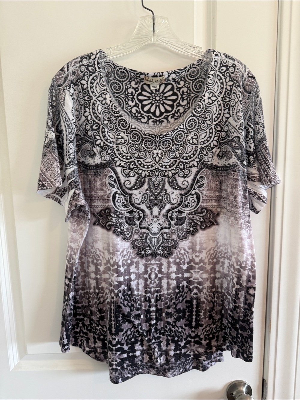 Women's Black & White Patterned Short Sleeve Top